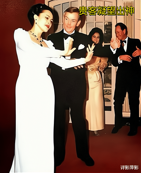 泰国|诗丽吉王后太有魅力，教贵客跳泰国传统舞蹈，对方却凝望她出神