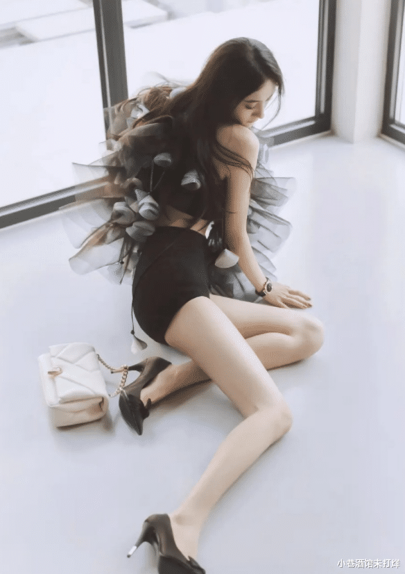 杨幂|杨幂逛街因腿太瘦被认出！腿跟男生胳膊一样细，一旁壮汉全程拎包