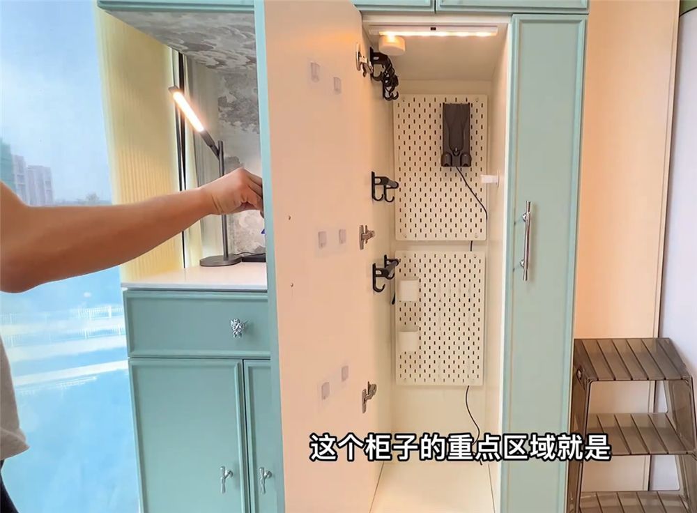 姑娘“沉浸式”收纳杂物柜，将各种日常杂物分类收纳，也是没谁了