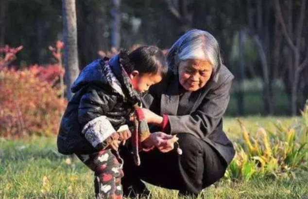 炎九|七旬老奶奶床前无人赡养，四个儿女当天互相推卸责任，丑态百出！