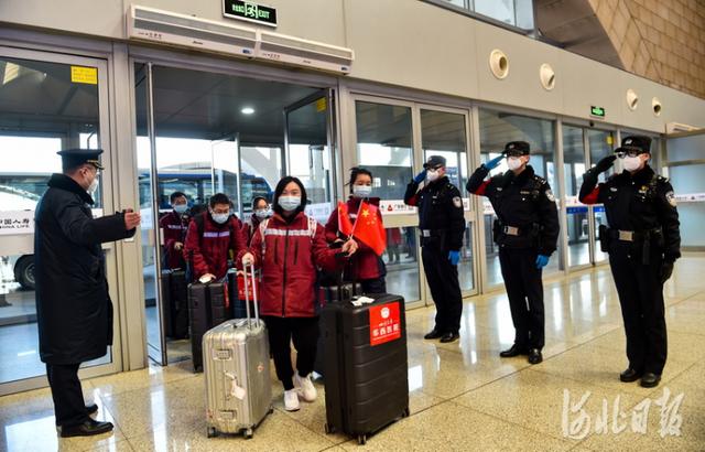 河北新闻网 河北石家庄:四川大学华西医院援冀医疗队踏上返程路