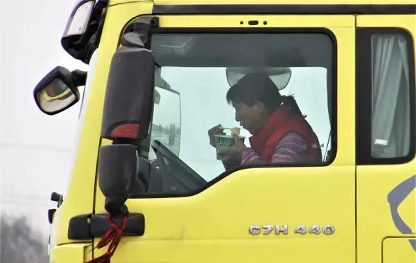 变道影响后车遭暴打,撞击护栏脸被戳烂,女性真的不适合开车吗?