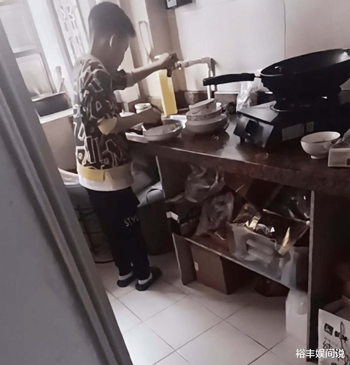 |孙卓妈妈亲自下厨做菜，彭高峰顺道蹭饭，网友调侃孙辉又要多洗碗