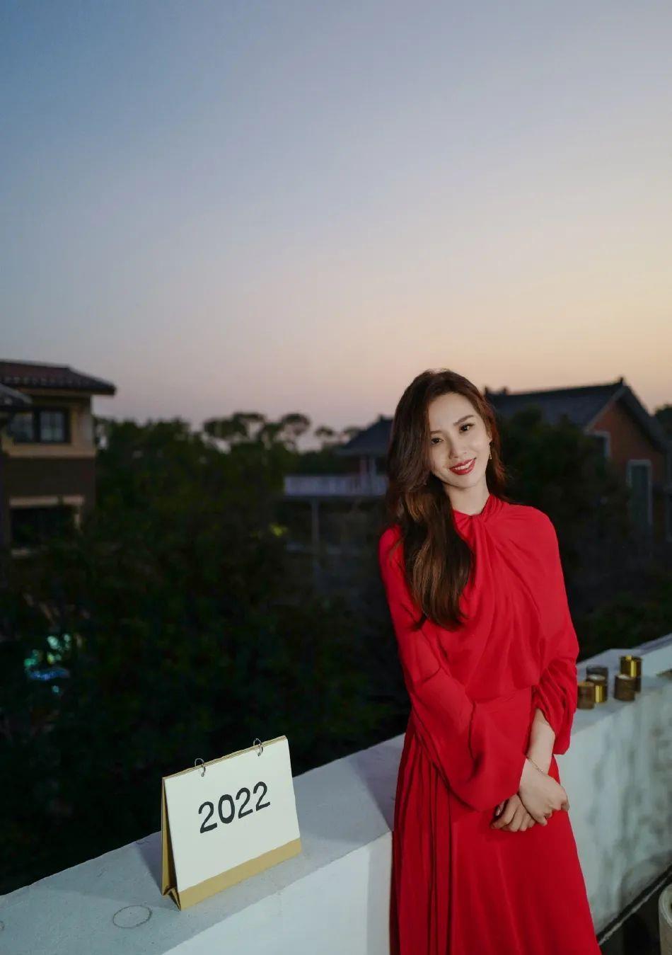 刘诗诗|刘诗诗穿红裙元旦美图出炉！雪肤玉貌太俏丽迷人