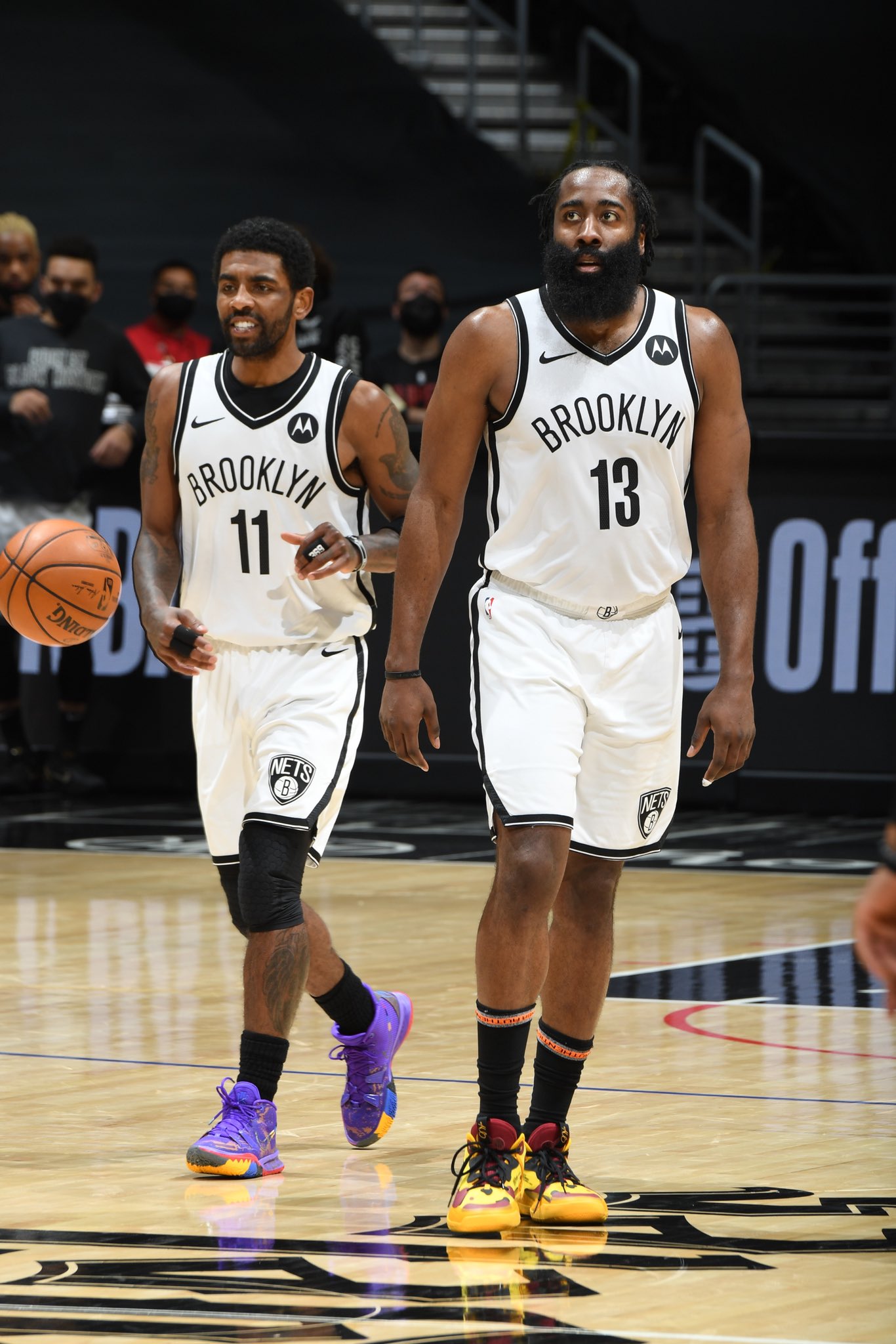 詹姆斯·哈登|籃網(wǎng)三巨頭終于再合體！哈登曬合影：歐文抿嘴+杜蘭特C位小紅帽搶鏡