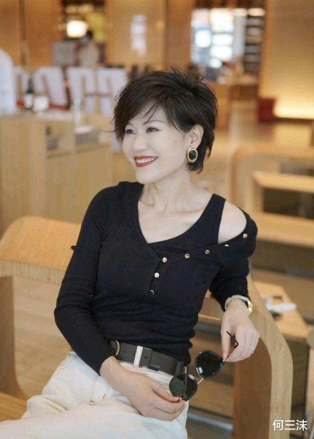 何三沫|耀眼夺目的穿搭不如简约精致，合适的穿搭，会给人很高级的美感