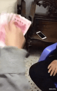 智商税|“刚提回来的新车上趴了一个金色昆虫，有什么寓意吗？”要发了？