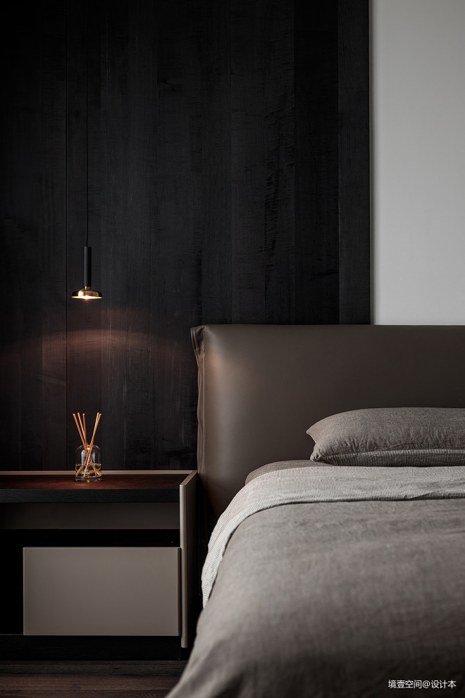 衣帽间|木百叶将阳光处理的包含节奏感,塑造出变化丰富的光韵和质感。