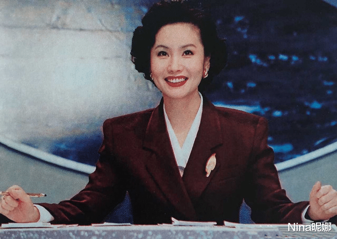 徐俐|央视主持徐俐退休好惬意,穿个性卫衣回农村自拍似女星,头戴黄花颜值高