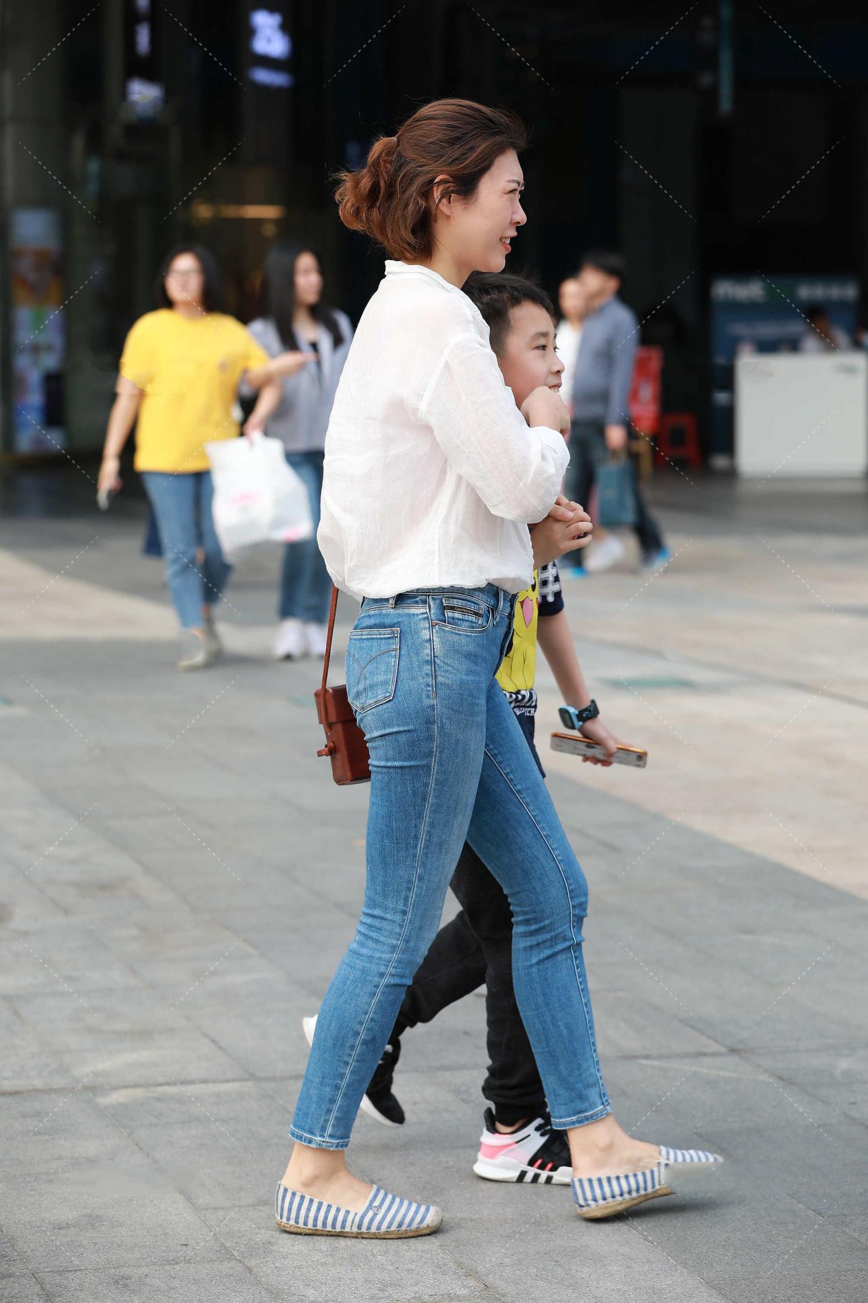 穿衣搭配|白衬衫与牛仔裤的穿搭，职场达人穿搭，简单大气，时尚自然