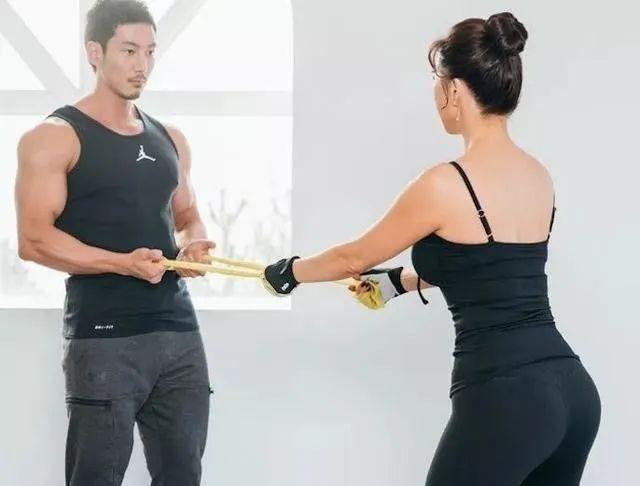 运动|66岁阿姨钟情健身，与32岁儿子同框似情侣，坚持运动或是冻龄关键