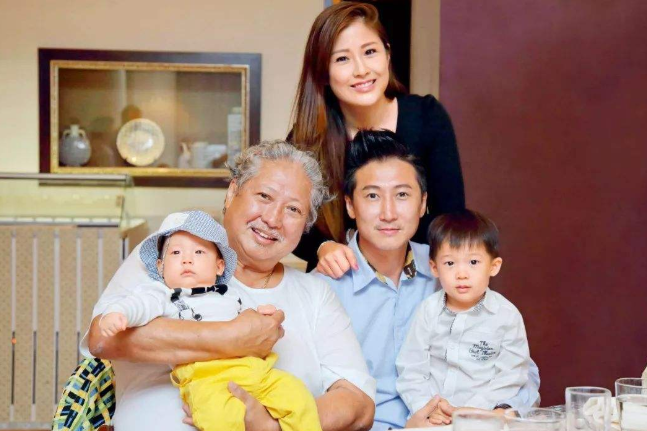 洪金宝|走进洪金宝在香港的家，装修陈旧摆设普通，完全不像个天王巨星