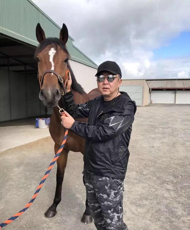 于谦|于谦晒自家农村小院!戴大玉佩生火做饭姿态娴熟,四周环境接地气