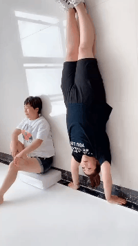 歪骆驼|“学校老师给小朋友留的暑假作业之一，题目是《画爸爸的车》”