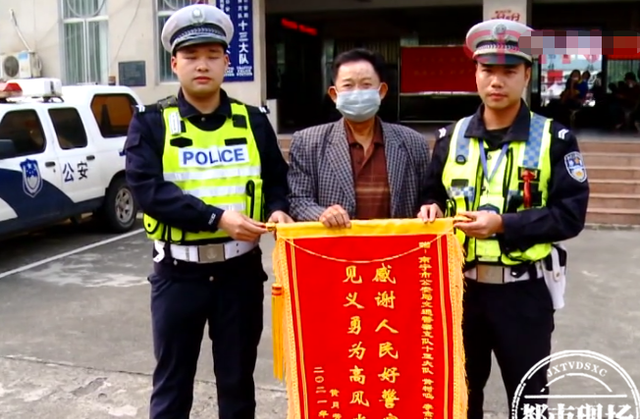 辅警|老人江边钓鱼，突发头晕坠入水中，俩辅警飞身救人