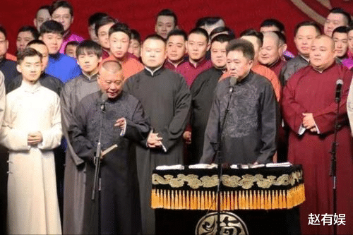 郭德纲|郭德纲亮相央视，因频繁看提词器引质疑：老郭不背台词，是飘了吗