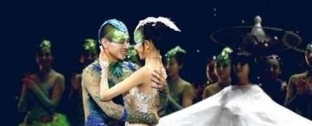 杨丽萍|杨丽萍与男徒弟排练啥样？不分年龄互动亲密，网友：真是欣赏不了