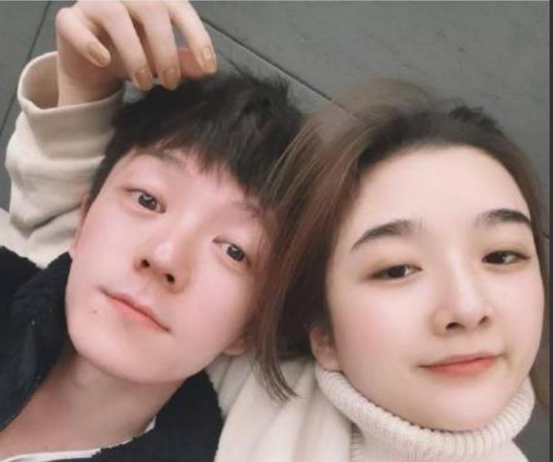 聚餐|离婚男星深夜与朋友聚餐，喝醉后被搀扶着离开，满脸笑容难掩开心