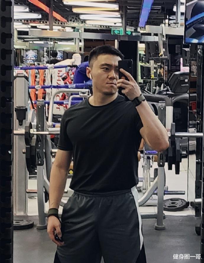 健身圈一哥 32岁的新疆爷们，健身房锻造练就健壮好身材，小胡子又痞又酷帅！