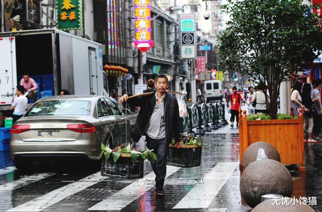 女司机路中央违停,路人打了几十个电话均拒接,取车时哭着求饶