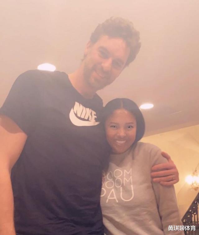 瓦妮莎|放下了！科比去世一周年后，瓦妮莎与猛男亲密互动，满面笑容