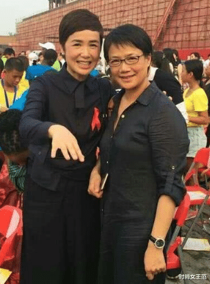 连衣裙|蒋雯丽穿上花棉袄，再剪大妈短发，俨然一个普通村妇！