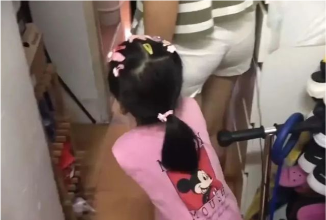 单亲妈妈带女儿在6 ㎡鸵房里生活好几年,月租5000港币,一言难尽!