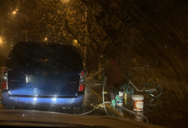 热点微评社 瞎忙活!母女凌晨“偷水”洗车6年:获利15万充公!