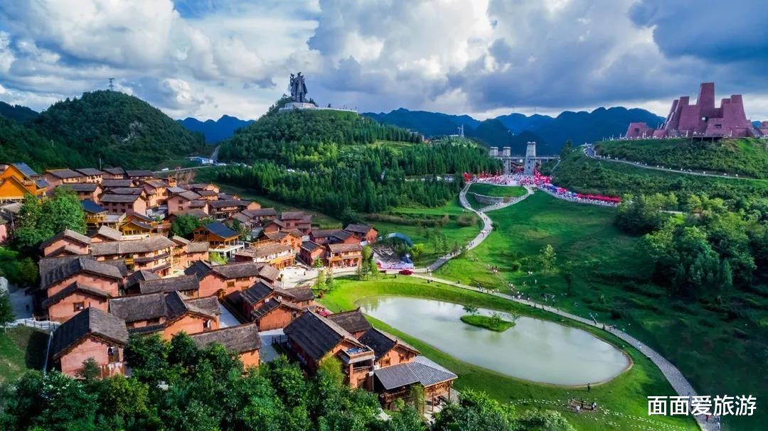 面面爱旅游 辉煌了近32年的三线厂，坐落在六盘水，如今少有人来，厂区破败