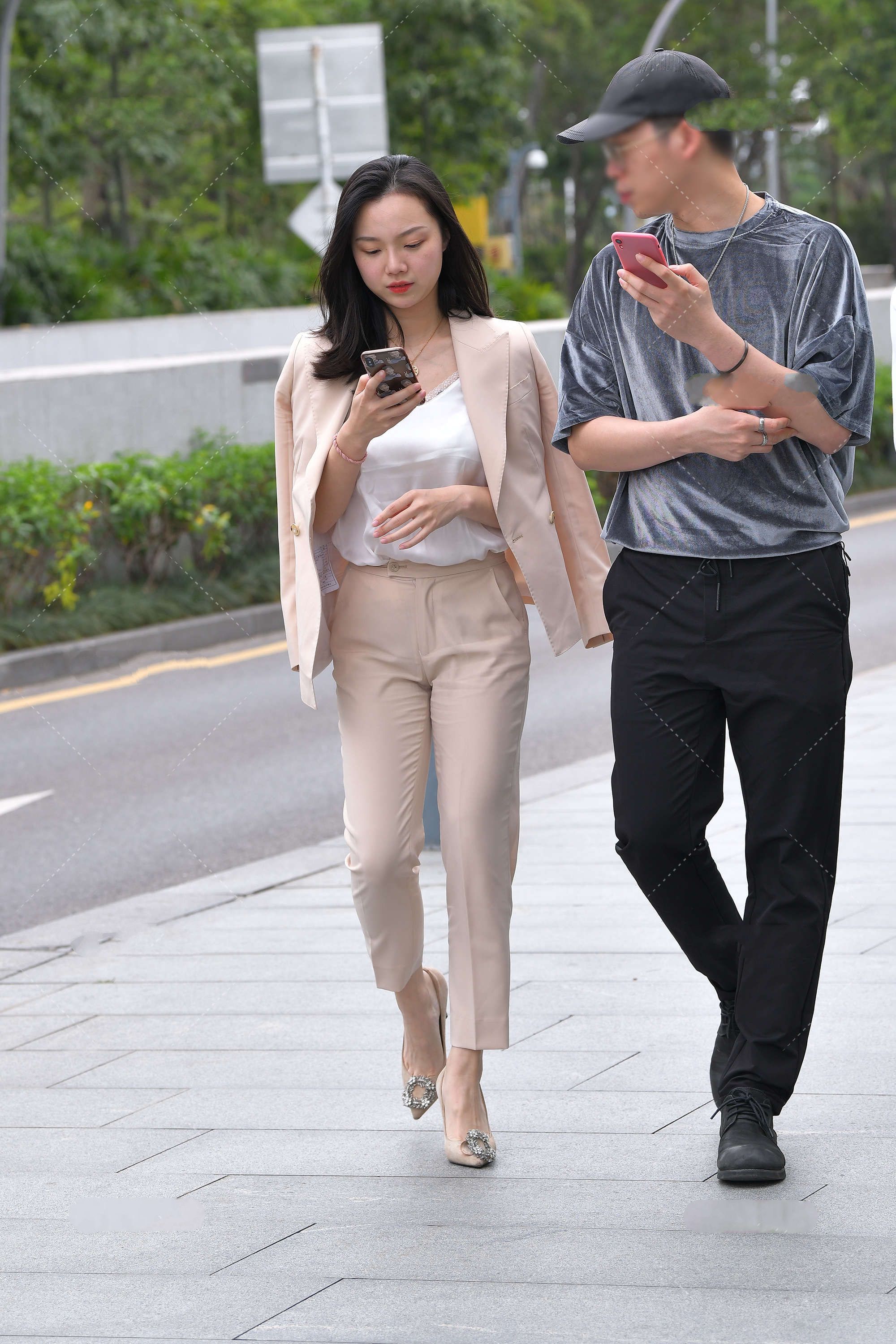 西装|米白色西装搭配高跟鞋，优雅又有白领范儿，很适合职场穿搭