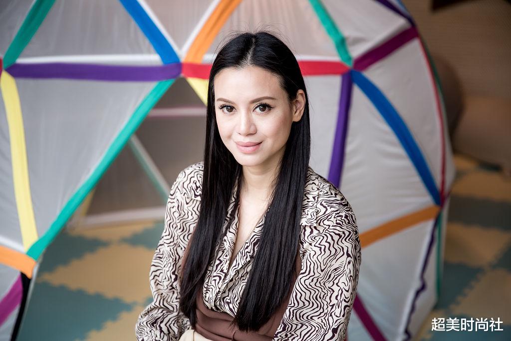 超美时尚社|身家百亿富婆林恬儿为夫庆生，穿搭年轻似少女，曾是霍启山前女友