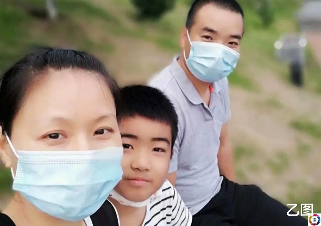 医院|寒风中男子坐在地上啃干馒头，得知他的作息时间后，所有人都心疼