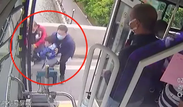 生死就在一瞬间!女子抱娃跳桥,公交司机飞身救下两条命获奖万元