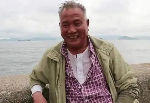 李兰迪|64岁万梓良不甘被埋没？直播官宣当导演拍电影，穿着更显“浮夸”