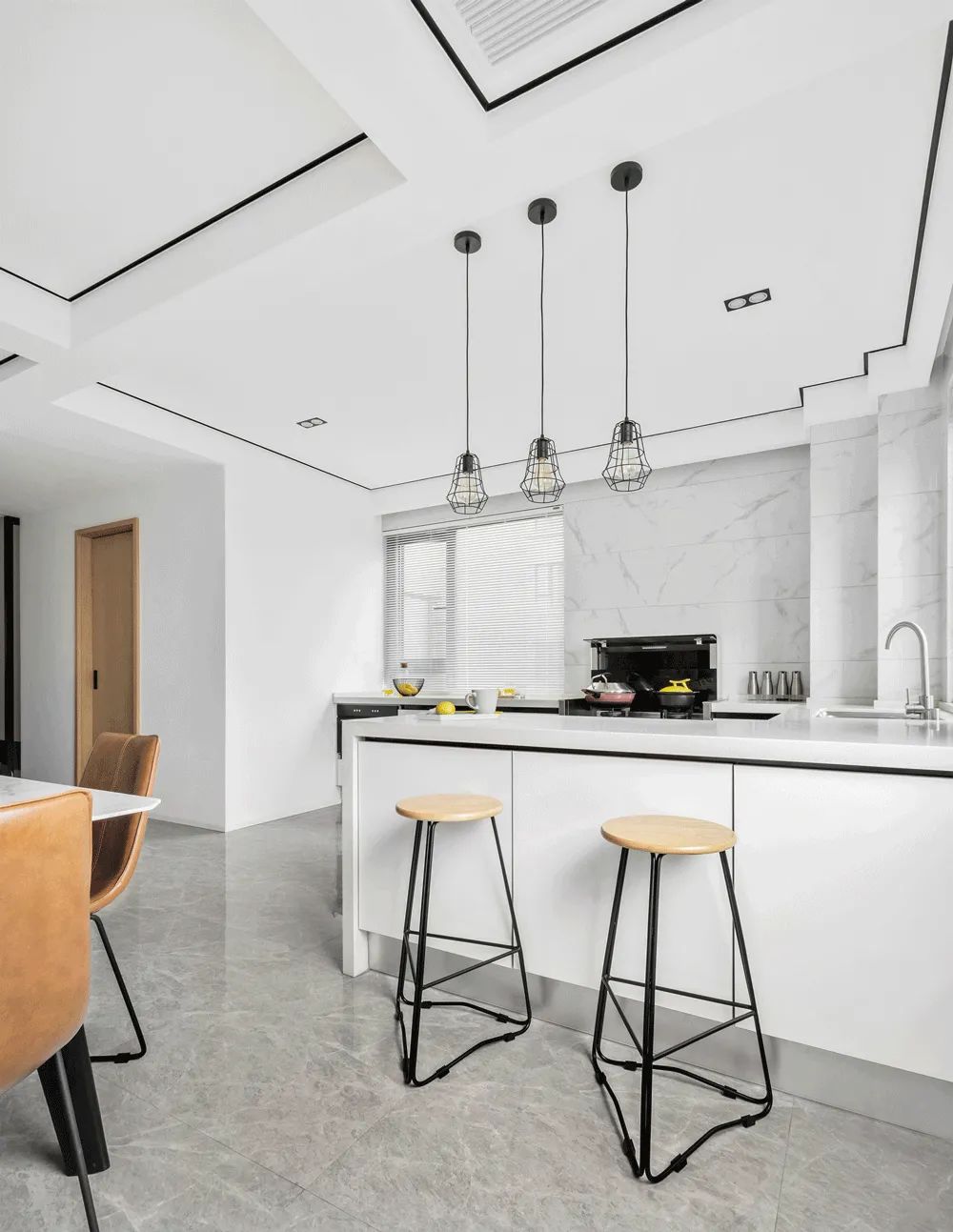 老年小妙招|别发愁!学会他家「黑白配」,鸡肋空间变身展示台+收纳区