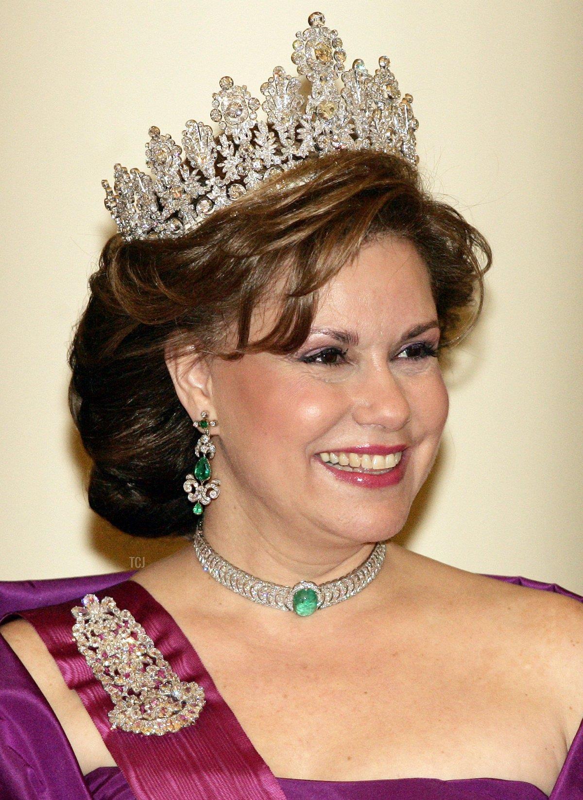 欧美时尚前线|为了做到“低头王冠也不掉”，欧洲王室女性煞费苦心