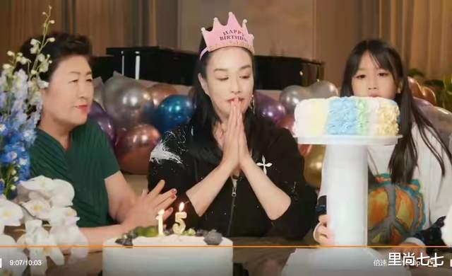 里尚七七|钟丽缇庆51岁生日，她居C位发际线竟比婆婆还高，婆媳像老姐妹