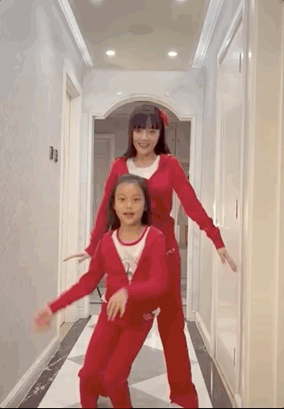 李小璐|李小璐母亲节秀母爱,甜馨身高直逼妈妈肩膀,母女变装风格百变