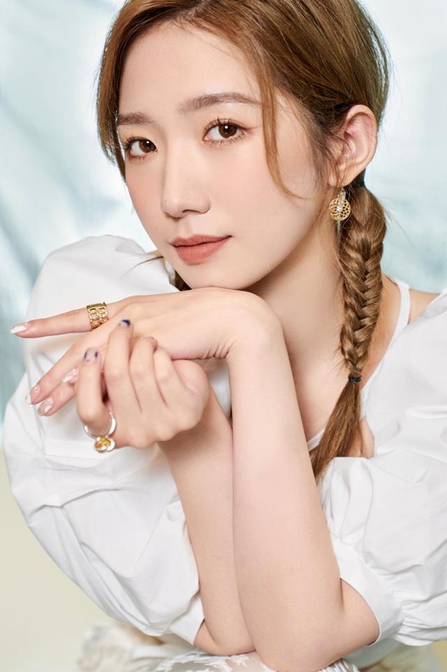 旗袍公馆|孟美岐换风格了，穿露腰装扎麻花辫，打扮似邻家小妹