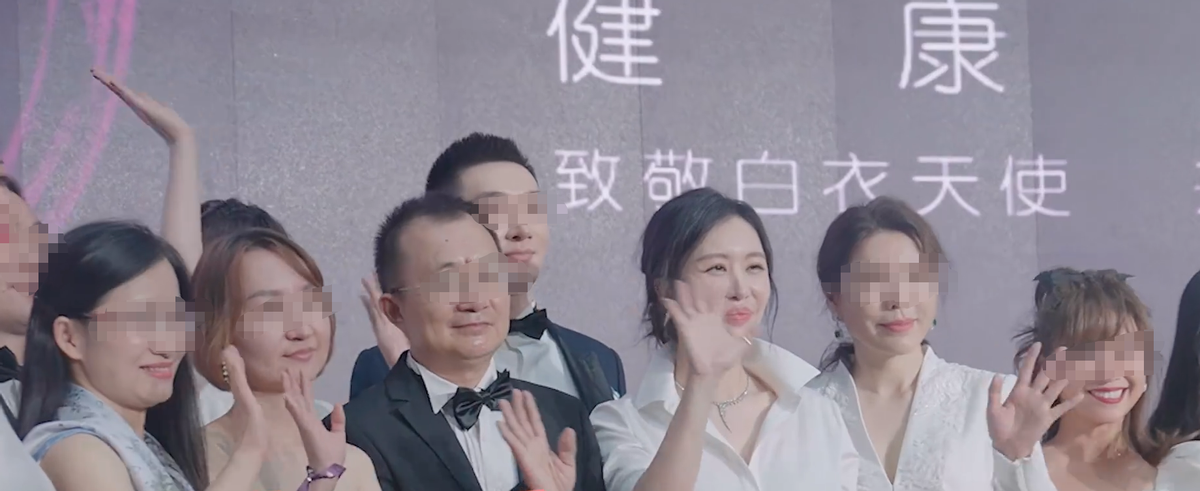 田朴珺|田朴珺凌晨和团队开会！头发油腻眼睛睁不开，亲自捡垃圾不嫌脏