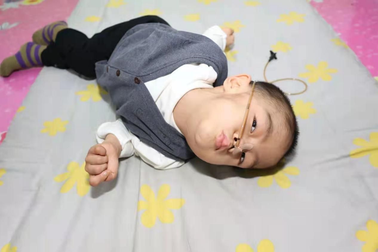 2岁被判“死刑”,看坚强男孩如何逆天改命