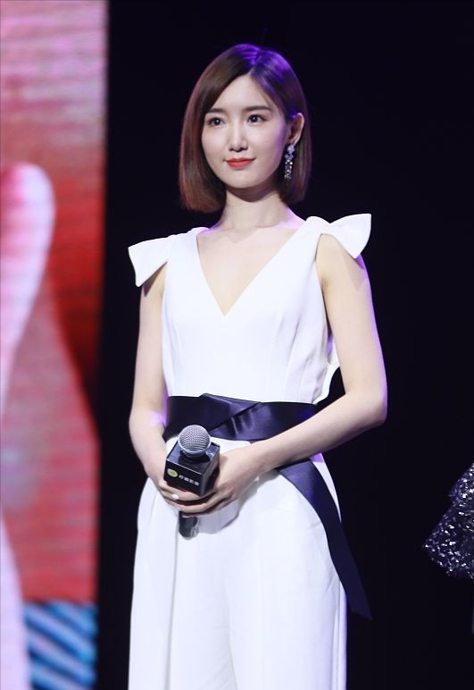 Lady变美日记|相差4岁的刘琳与秦海璐,造型上虽输给了毛晓彤,但气场却略胜一筹