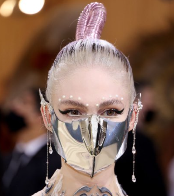 邓文迪|MG红毯好热闹！名模鼻梁挂假虫，谷爱凌大秀长腿，邓文迪金光闪闪