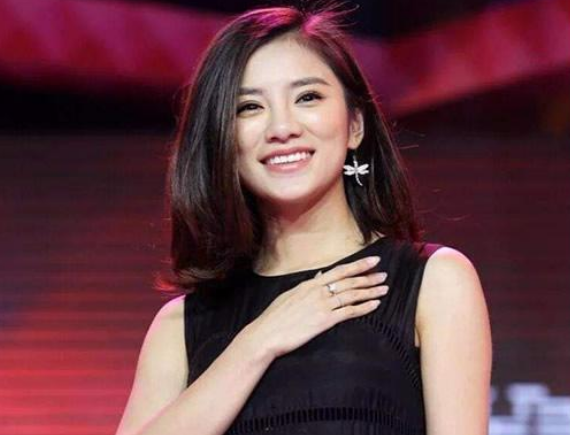 主持人|知名女主持人现场失误，少穿一件衣服，张国立硬是60分钟没转头