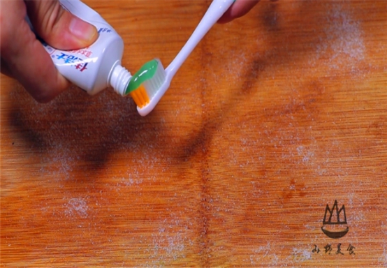 |菜板脏了用洗洁精就错了，教你一招，3分钟快速清洁，久用不发霉