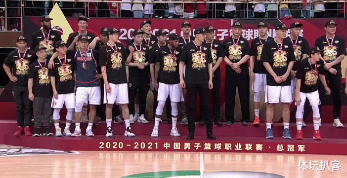 掘金队|CBA颁奖，姚明占据C位！杜锋捧杯，赵睿穿马尚球衣，MVP妈妈落泪