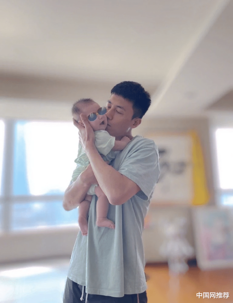 杜淳|杜淳晒4个月大女儿合照：抱娃姿势专业，亲吻女儿父爱满满
