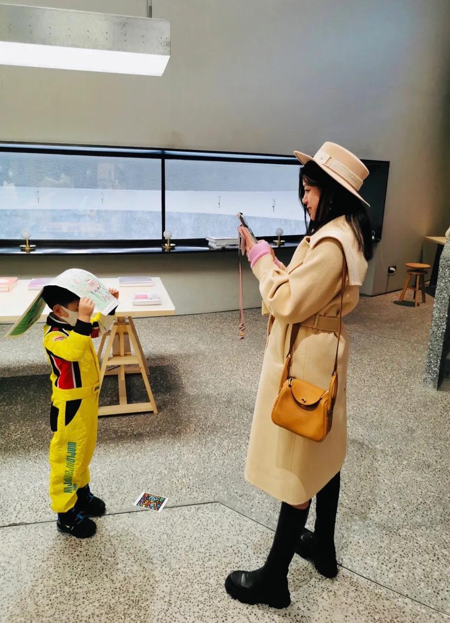 陈妍希|陈妍希带儿子逛书店，小星星穿赛车服酷帅有型，个子高挑长腿抢镜