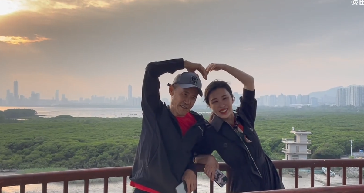 田朴珺|田朴珺采访老公大秀恩爱！贴身相依比心，王石头发灰白身型精瘦