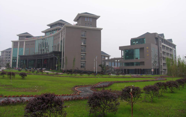 热点微评社 可疑遗书！15岁女孩“校内坠楼”身亡：和学校、老师、同学无关！